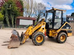 CATERPILLAR 902 4WD LOADING SHOVEL C/W BUCKET AND TINES