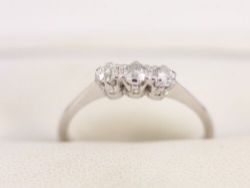 DIAMOND TRILOGY RING 18CT WHITE GOLD LADIES SIZE O 750 2.3G BO38