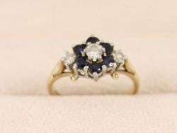 SAPPHIRE CLUSTER RING 9CT GOLD LADIES STUNNING SIZE O 375 2.9G CT47