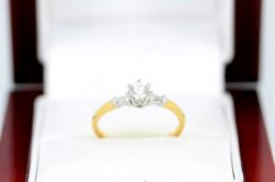 EXCEPTIONAL DIAMOND SOLITAIRE RING 18CT GOLD BEAUTIFUL LADIES SIZE M 1/2 T19