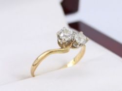DIAMOND RING BEAUTIFUL 18CT GOLD PLATINUM LADIES SIZE K