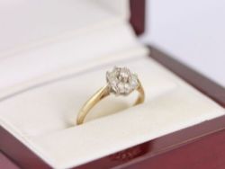 CLUSTER RING 9CT GOLD LADIES STUNNING SIZE H 1/2 375 1.3G AW80