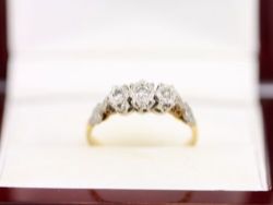 DIAMOND TRILOGY RING 18CT GOLD LADIES SIZE O 750 2.9G AG28
