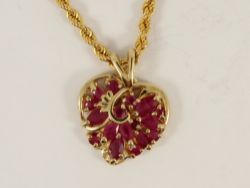 RUBY CLUSTER HEART PENDANT 9CT YELLOW GOLD LADIES STUNNING NECKLACE 4.6G IC83
