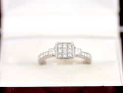 DIAMOND ENGAGEMENT RING 18CT WHITE GOLD LADIES SIZE K 750 AD35