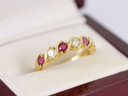 EXCEPTIONAL DIAMOND AND RUBY RING 18CT GOLD LADIES SIZE Q 750 3.9G