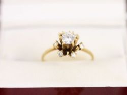 DIAMOND CLUSTER RING 18CT GOLD LADIES SIZE K 1/2 750 2.7G BA47