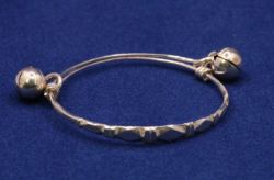 925 STERLING SILVER CHILDS CHRISTENING BANGLE BELL CHARM WEIGHT 7.5G LENGTH 5.5