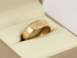 WEDDING BAND 9CT GOLD LADIES D SHAPED SIZE M 375 2.9G CF12