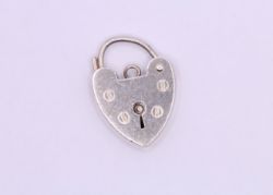 LOVE HEART PADLOCK CLASP CHARM STERLING SILVER LADIES VINTAGE GIFT 2.1G AAC169