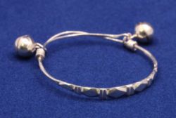925 STERLING SILVER CHILDS CHRISTENING BANGLE BELL CHARM WEIGHT 7.5G LENGTH 5.1