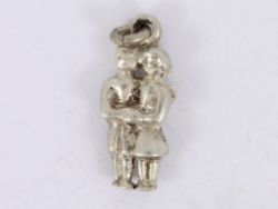 COUPLE CHARM SILVER BOY GIRL HUGS VINTAGE CHARMS LOVE LUCK 2.1G SC20
