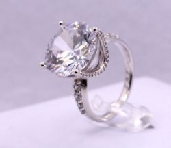 375 9K WHITE GOLD ENGAGEMENT RING SIZE R 1/2 SWAROVSKI CRYSTALS UK 10.6G AAB090