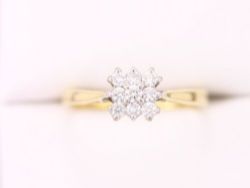 DIAMOND CLUSTER ENGAGEMENT RING 18CT GOLD LADIES BEAUTIFUL SIZE N 1/2 Z4