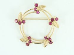 RUBY BERRY BROOCH 9CT GOLD LADIES STUNNING 375 6.6G FR78