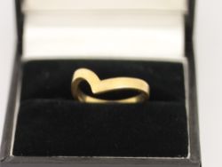 V SHAPED BAND 18CT YELLOW GOLD LADIES SIZE I 1/2 750 2.5G IF20