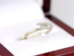 DIAMOND CLUSTER RING 9CT WHITE GOLD CROSSOVER PRINCESS CUT LADIES SIZE K 1/2 W89