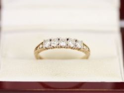 FIVE STONE RING 9CT GOLD LADIES STUNNING SIZE O 1/2 375 2G BG63