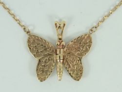 BUTTERFLY PENDANT 9CT GOLD LADIES STUNNING NECKLACE 375 5.5G EY4