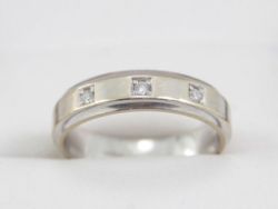 DIAMOND TRILOGY RING 9CT WHITE GOLD LADIES ETERNITY WEDDING BAND SIZE O 375 J69