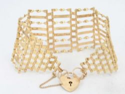 GATE BRACELET GOLD HEART LOCKET CLASP LADIES VINTAGE 375 C79