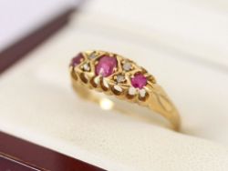 DIAMOND AND RUBY RING 18CT GOLD LADIES SIZE O 750 2.5G BG42