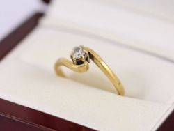 DIAMOND SOLITAIRE RING 18CT GOLD LADIES SIZE K 750 2.2G AT37