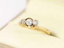 DIAMOND TRILOGY RING 18CT GOLD LADIES SIZE O 750 2.4G CH53