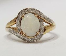 1.03CT OPAL AND DIAMOND DRESS RING/ 9CT YELLOW GOLD