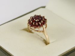 GARNET CLUSTER RING 9CT GOLD LADIES STUNNING SIZE O 375 2.3G EU4