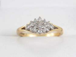 DIAMOND ENGAGEMENT RING 18CT GOLD CLUSTER IDEAL GIFT LADIES SIZE P V37
