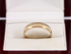 WEDDING BAND 9CT GOLD GENTS RING SIZE S 1/2 375 3.5G AU84