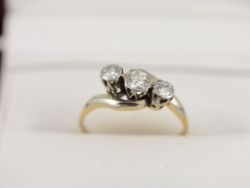 EXCEPTIONAL DIAMOND TRILOGY RING 18CT GOLD LADIES SIZE K 1/4 750 2.3G AD97