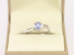 DIAMOND AND TANZANITE RING 9CT WHITE GOLD LADIES SIZE N 1/2 375 2.3G CF94
