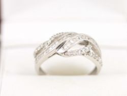 EXCEPTIONAL LADIES RING 18CT WHITE GOLD STUNNING SIZE R 750 4G H30