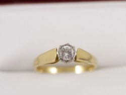 EXCEPTIONAL DIAMOND SOLITAIRE RING 18CT GOLD LADIES SIZE K 750 P20
