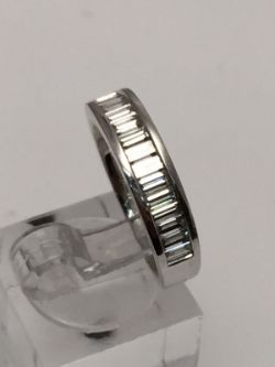 1.00 CT BAGUETTE DIAMOND WEDDING BAND/DRESS RING. 18CT WHITE GOLD