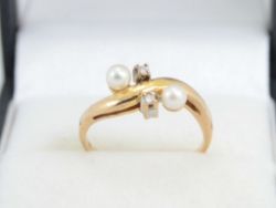 DIAMOND AND PEARL 9CT GOLD RING LADIES ENGAGEMENT SIZE K 1/2 A28