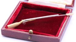 9K GOLD DOUBLE BARREL SHOTGUN LAPEL PIN GENTS FORTNUM & MASON'S GIFT 6G AAC251