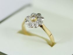 DIAMOND CLUSTER RING 18CT GOLD LADIES SIZE N 750 3.2G CY35