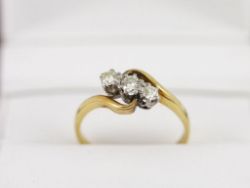 DIAMOND TRILOGY RING 18CT GOLD LADIES SIZE N 750 P57