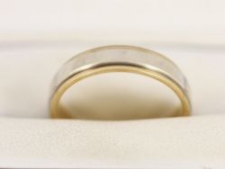 WEDDING BAND 18CT TWO TONE GOLD GENTS SIZE R 1/2 750 5.5G BO47
