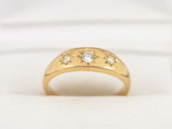 EXCEPTIONAL DIAMOND TRILOGY RING 18CT GOLD LADIES SIZE P 750 4.3G B2