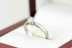 EXCEPTIONAL DIAMOND SOLITAIRE RING 18CT WHITE GOLD 33PTS LADIES SIZE K 4.5G X33