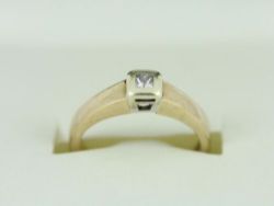 DIAMOND SOLITAIRE RING 9CT GOLD LADIES SIZE J 375 3.4G CZ52