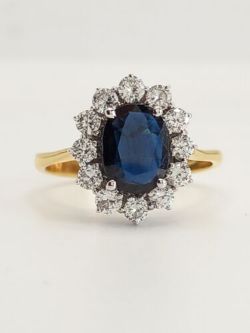 OVAL SAPPHIRE AND DIAMOND DRESS RING/YELLOW GOLD