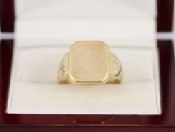 SIGNET PINKY RING 9CT GOLD GENTS SIZE P 375 6G AU88