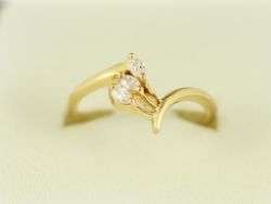 DIAMOND TRILOGY CROSSOVER RING 18CT GOLD LADIES SIZE R 750 2.9G EB98