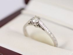 DIAMOND SOLITAIRE RING 18CT WHITE GOLD LADIES SIZE P 750 2.9G AT21