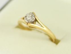 DIAMOND SOLITAIRE RING 18CT GOLD LADIES SIZE N 750 2.8G EB71